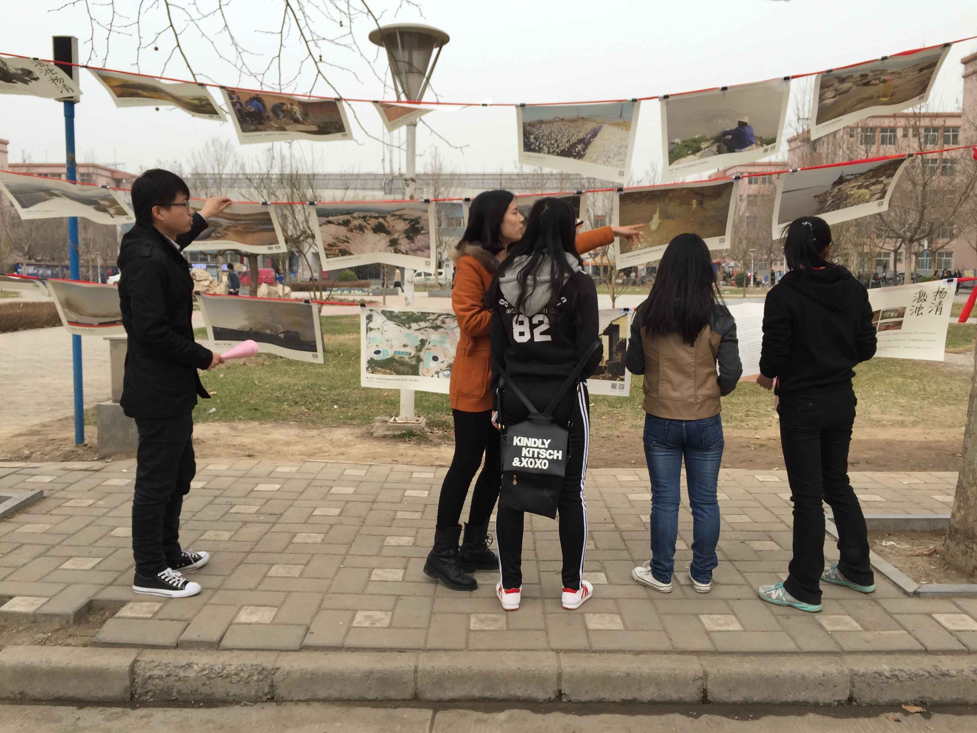 365英国上市公司研究生会成员为同学们讲解图片展.jpg